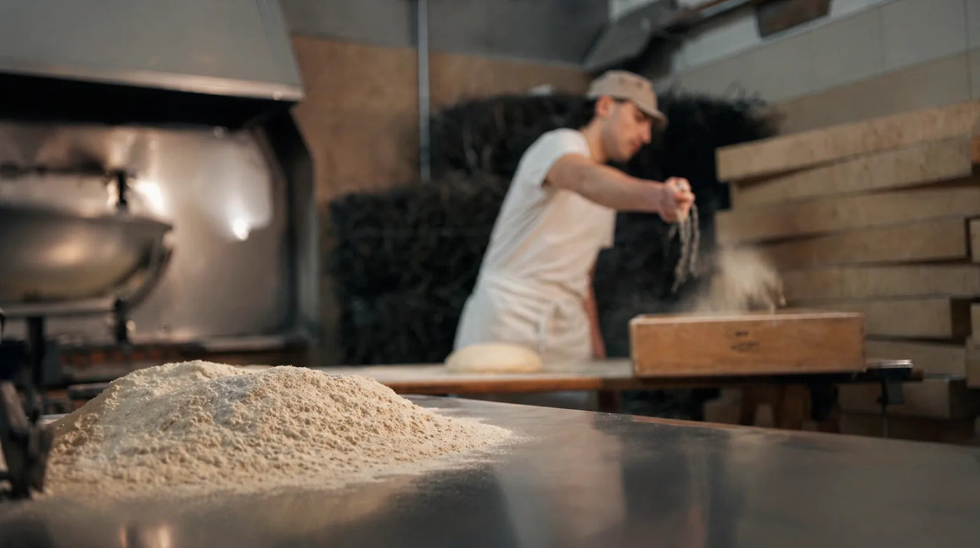 Fornaio del Panificio Perrone durante la lavorazione artigianale del pane