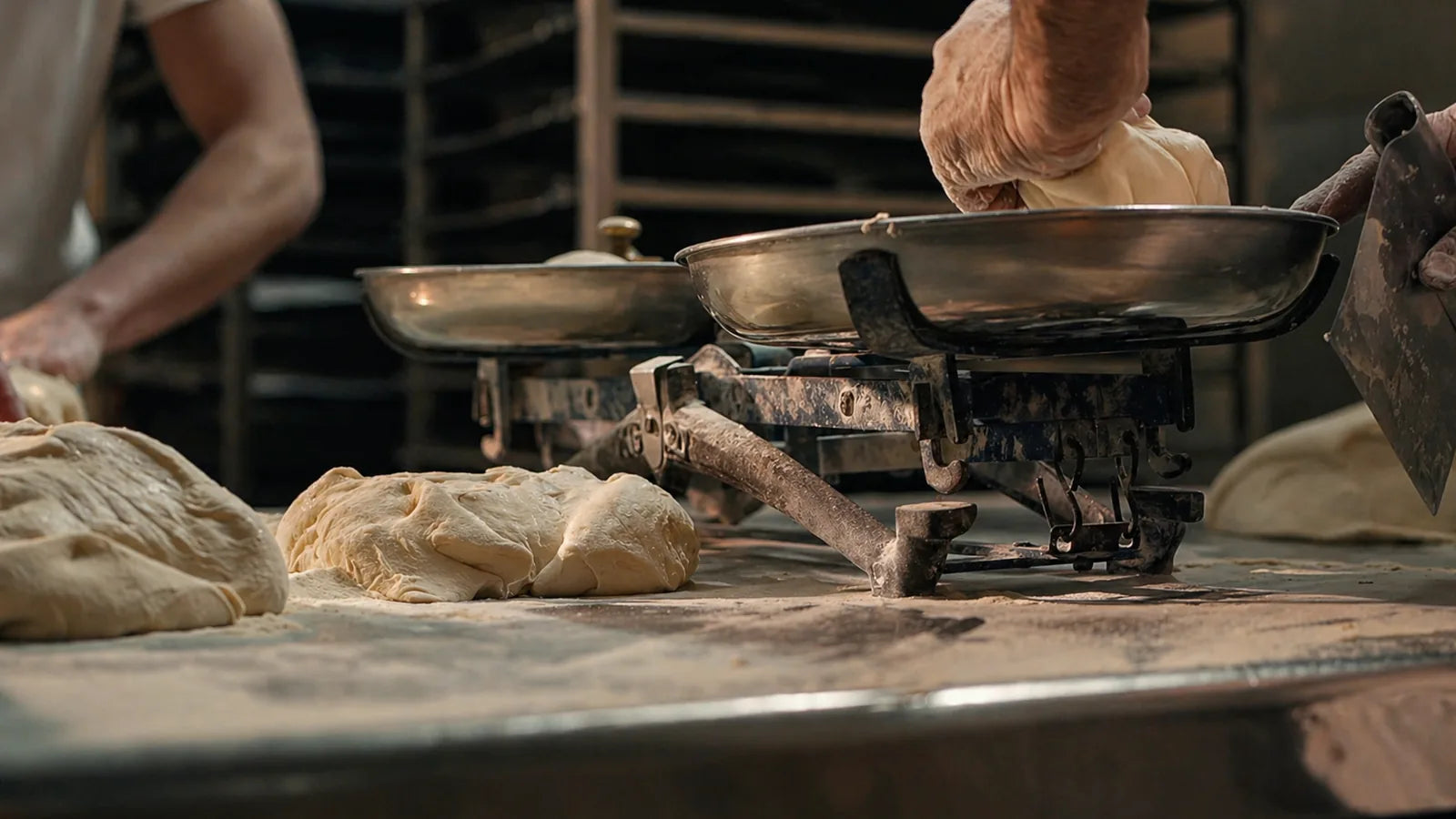 Impasto del pane controllato e pesato durante la lavorazione artigianale