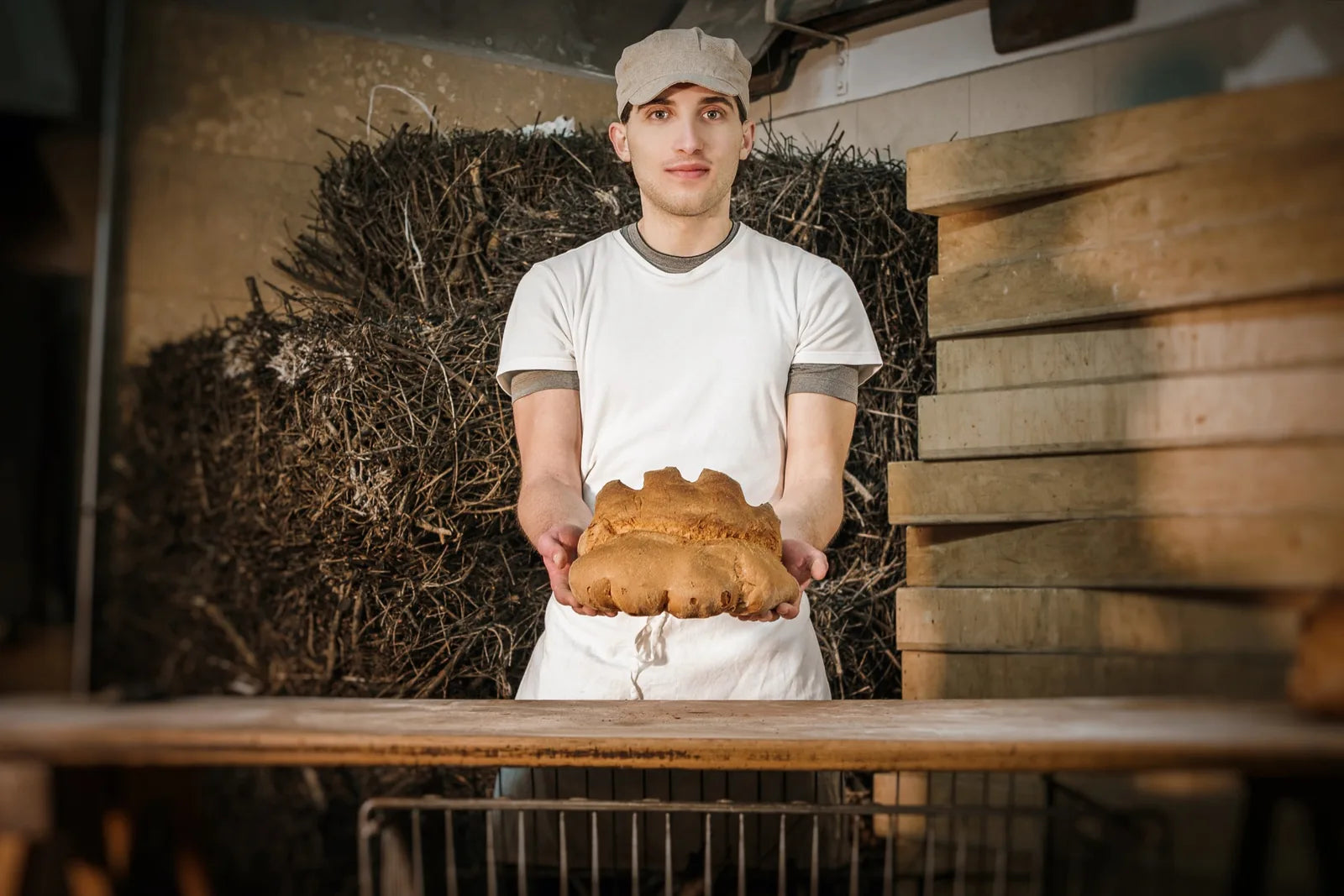 Fornaio del Panificio Perrone con pane artigianale appena lavorato