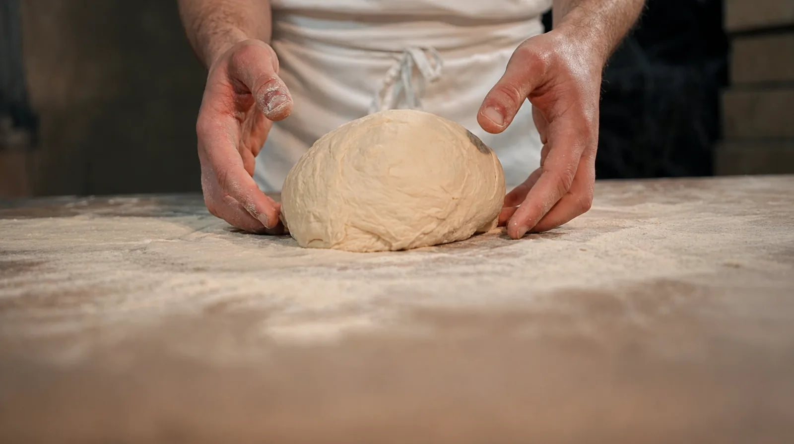 Impasto del pane con pasta madre durante la lavorazione nel laboratorio Perrone