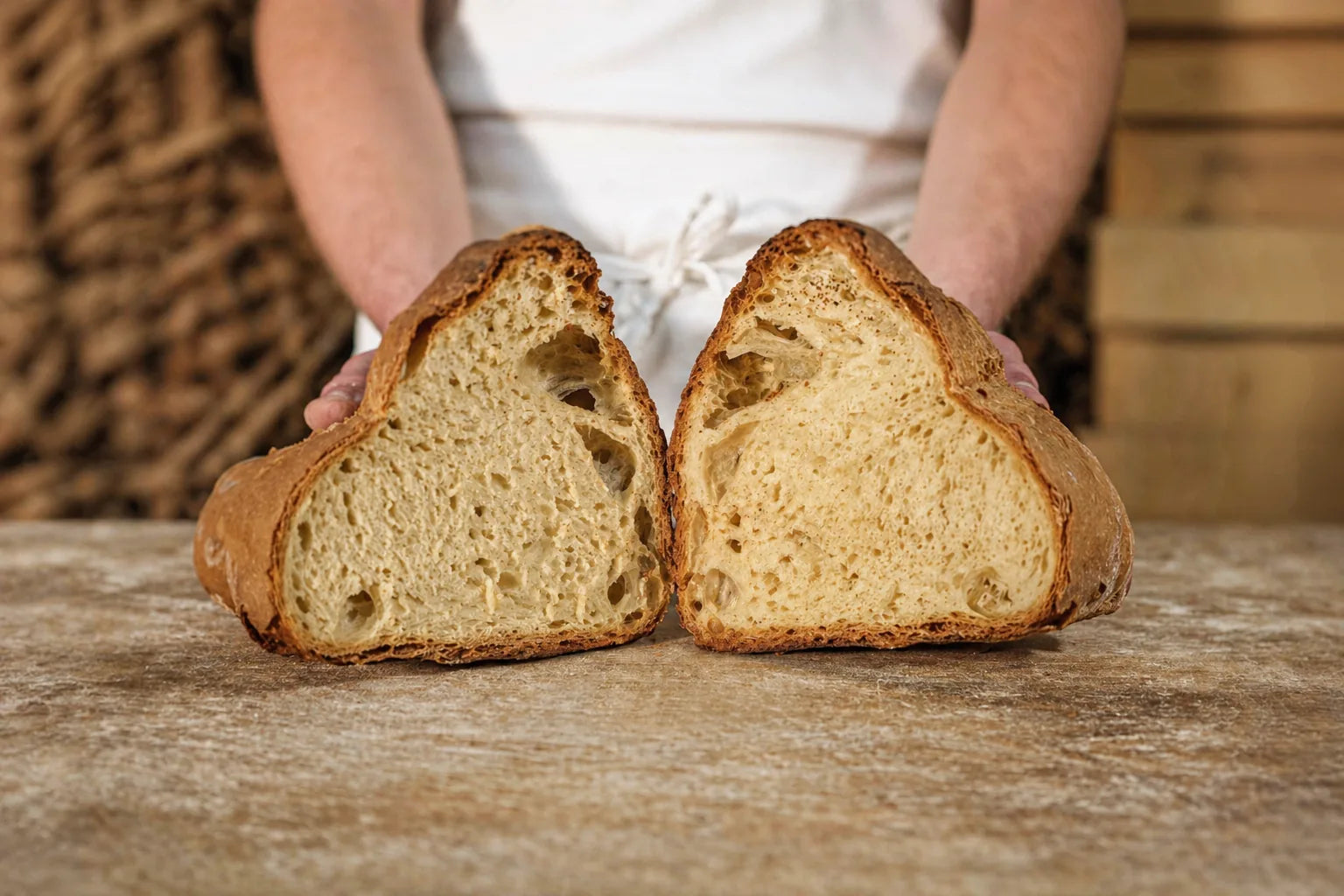 Pane di Matera tagliato con mollica giallo paglierino e alveolatura naturale