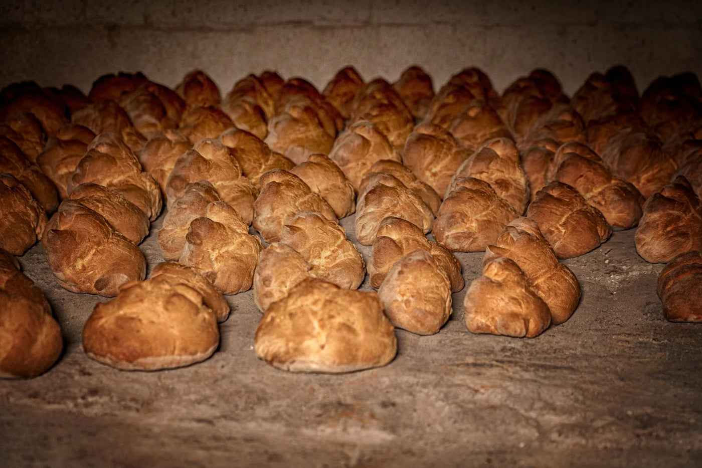 Pane artigianale appena cotto nel forno del Panificio Perrone
