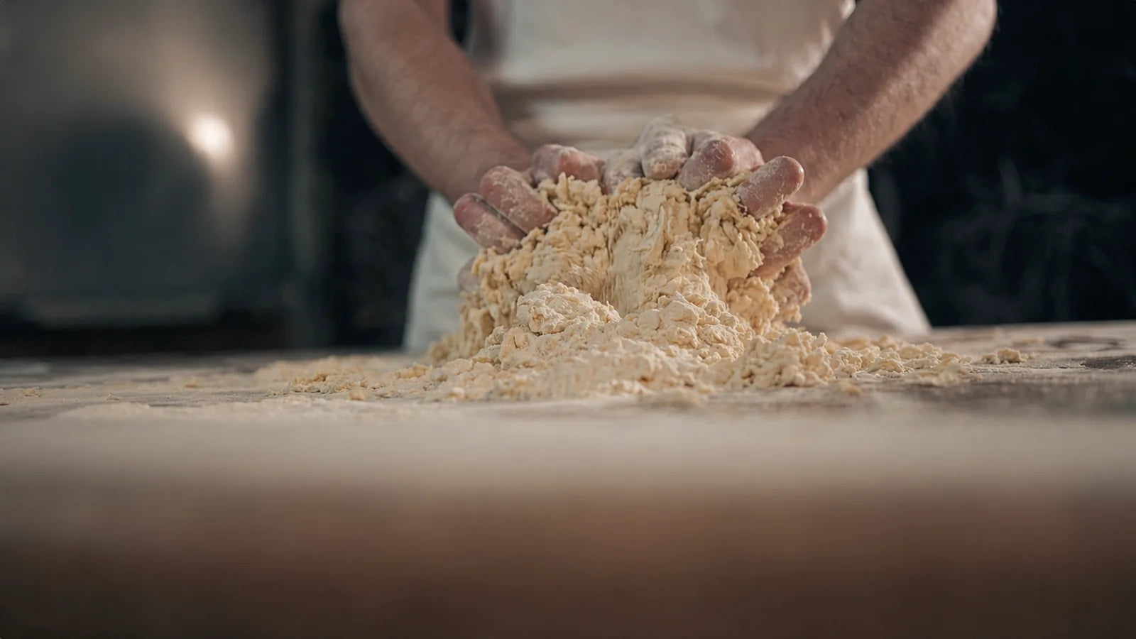 Pasta madre lavorata a mano per la preparazione del pane artigianale