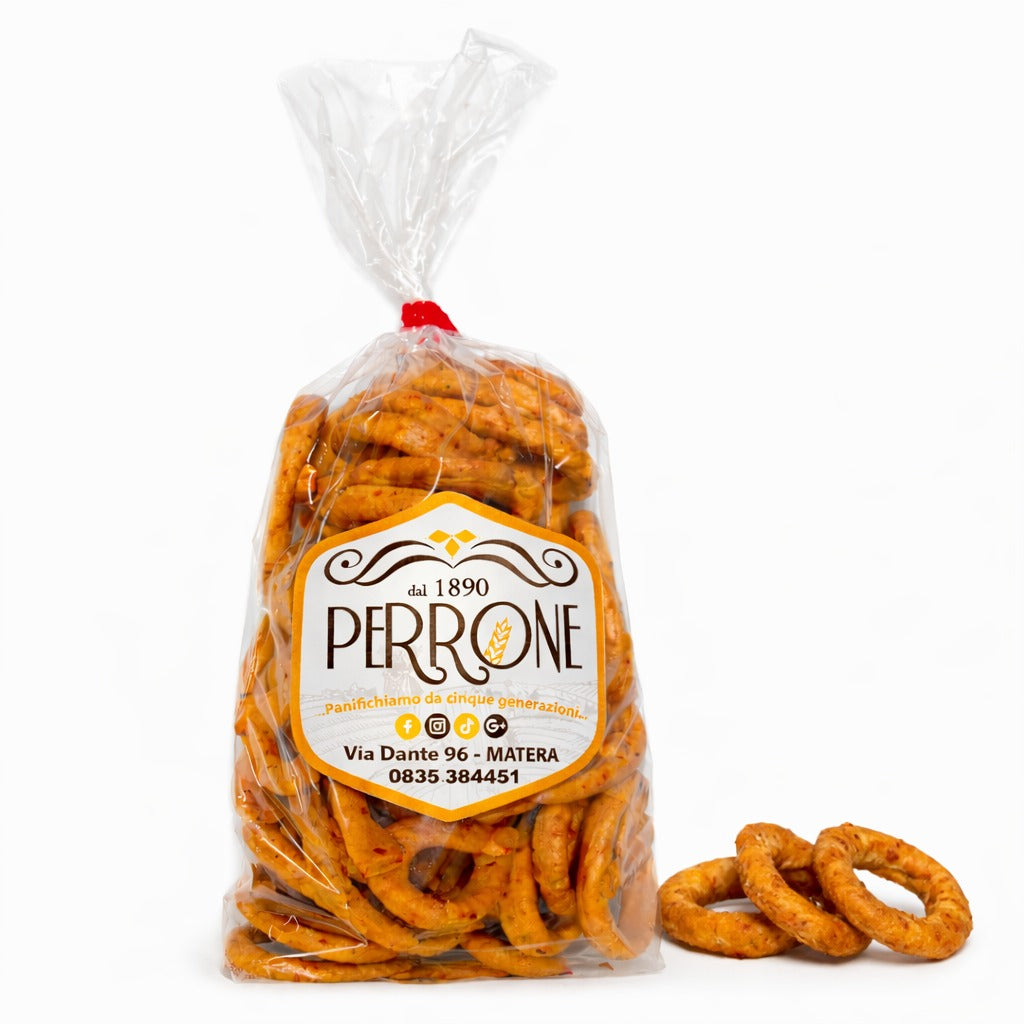 Confezione di taralli al peperone crusco con taralli artigianali lucani in esposizione
